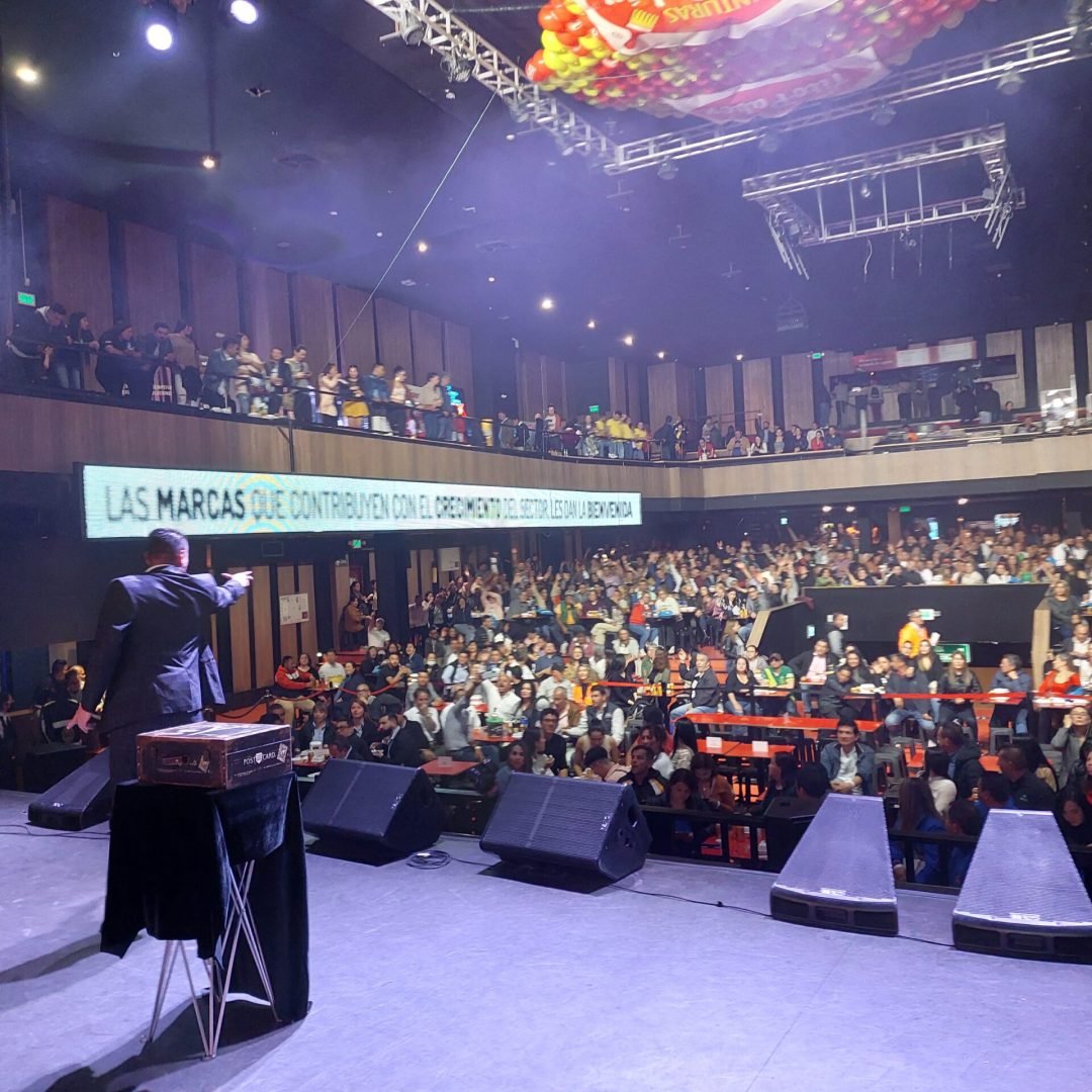 Smayfer, mago en Bogotá durante un show de magia