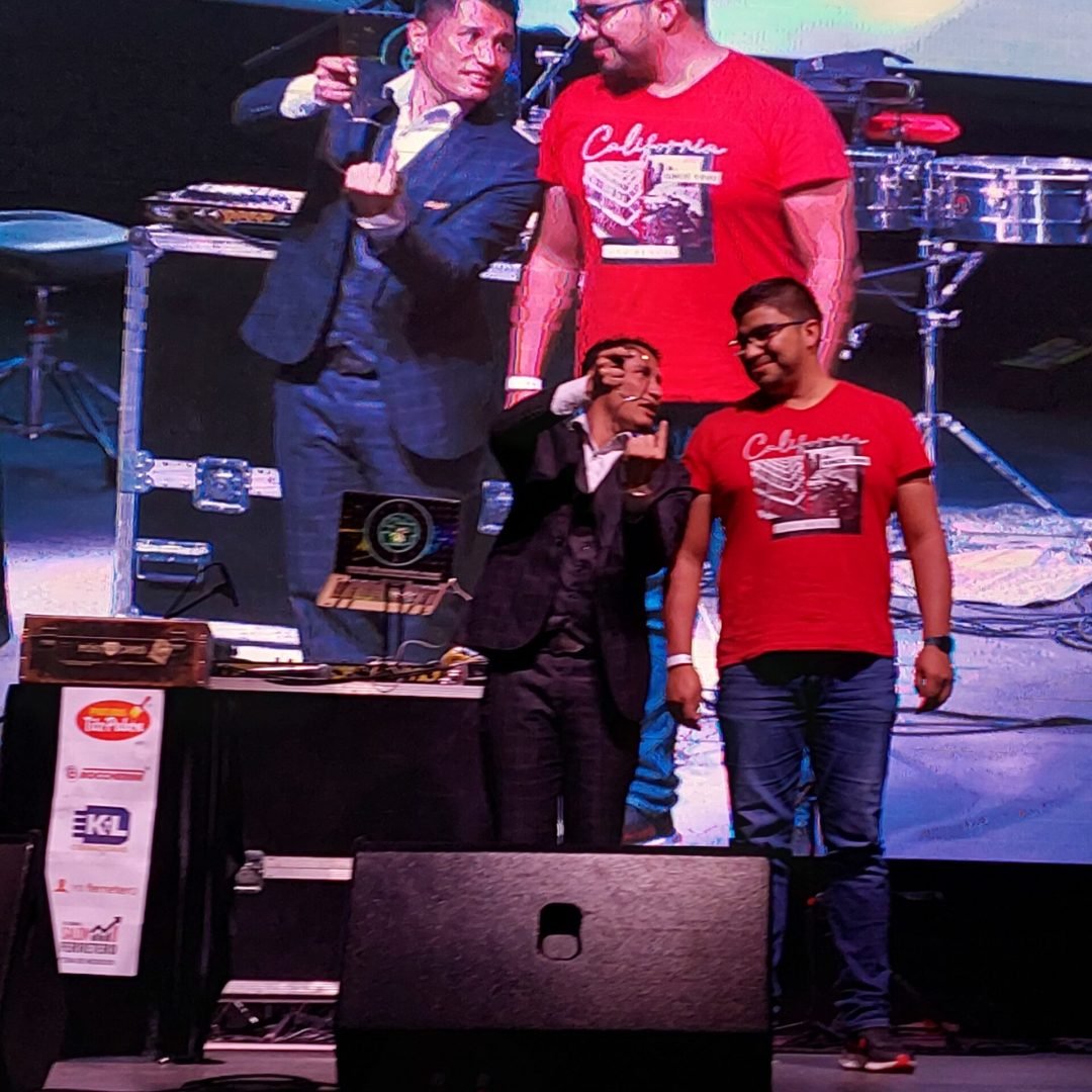 Smayfer, mago en Bogotá durante un show de magia