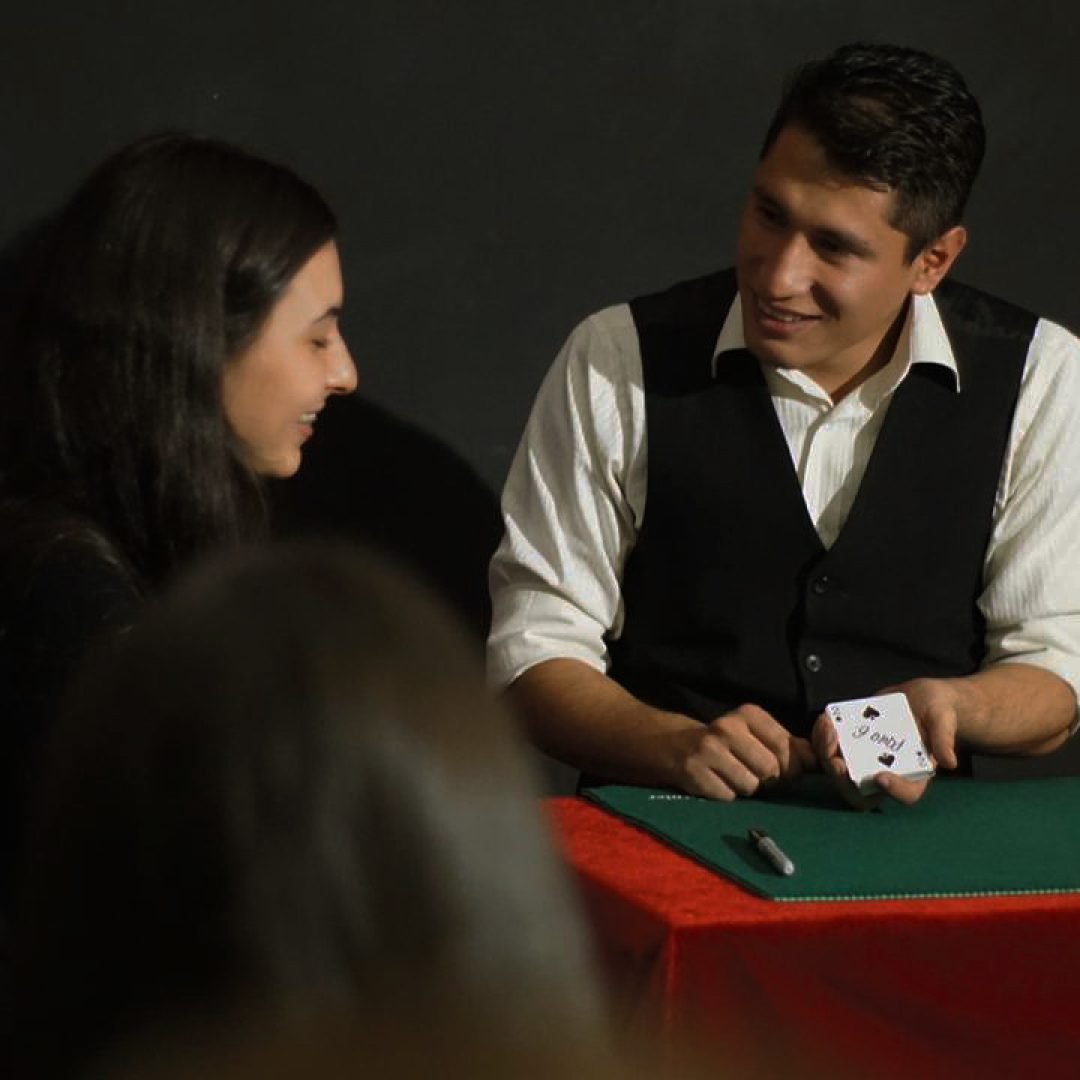 Smayfer, mago en Bogotá durante un show de magia