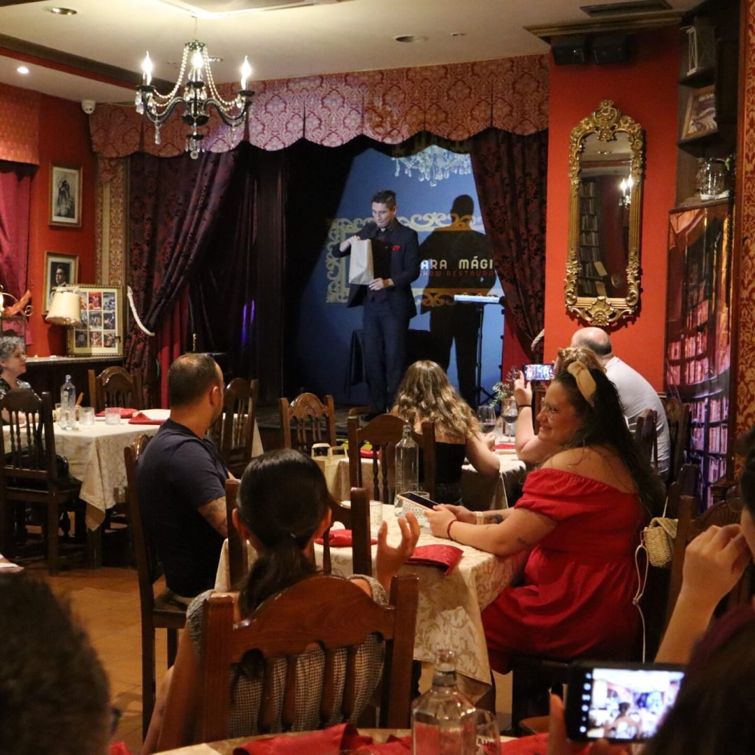 Smayfer, mago en Bogotá durante un show de magia