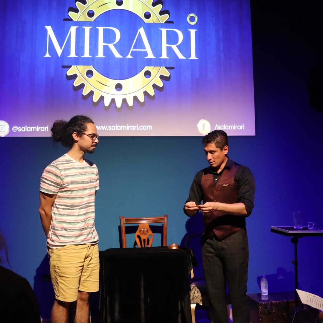 Smayfer, mago en Bogotá durante un show de magia