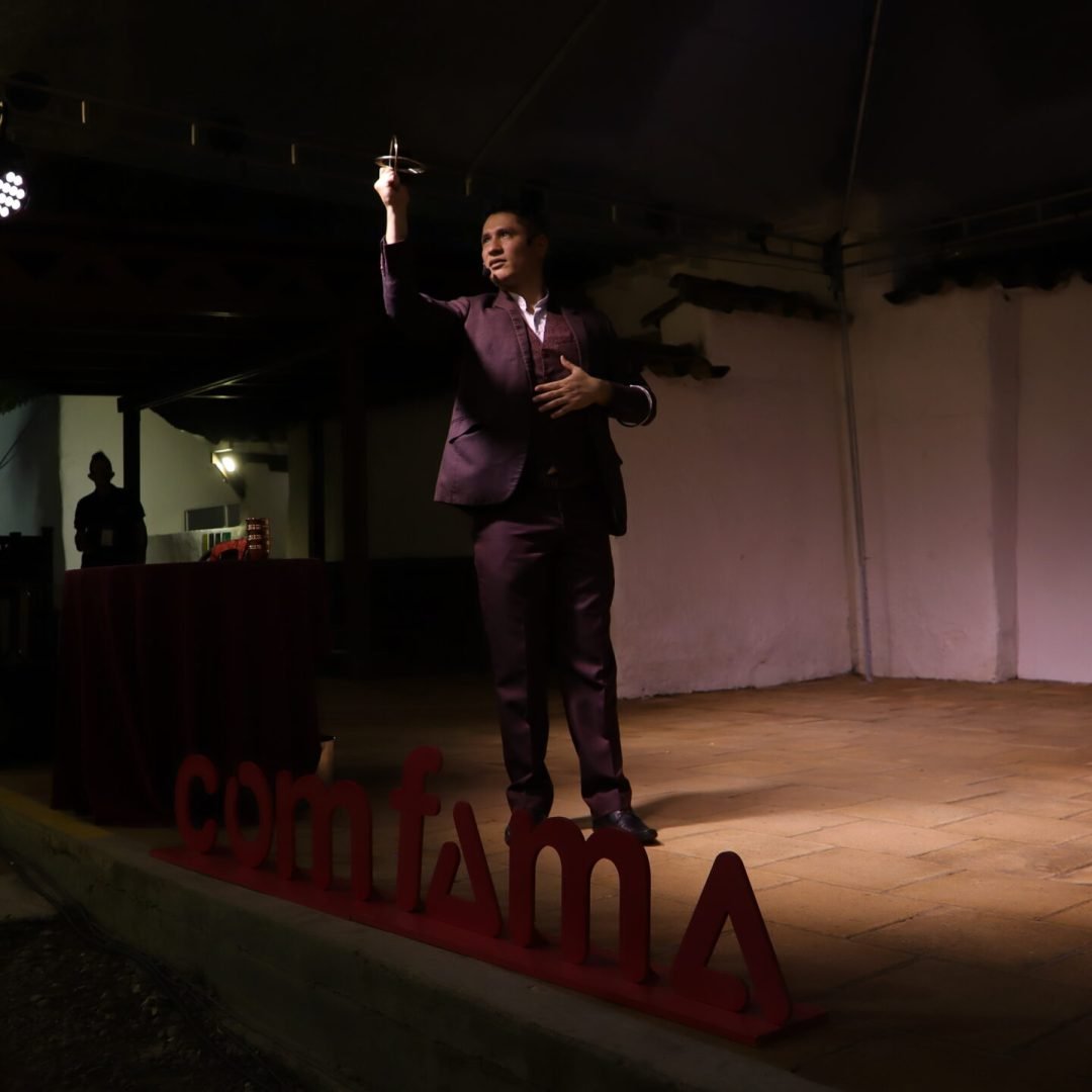 Smayfer, mago en Bogotá durante un show de magia