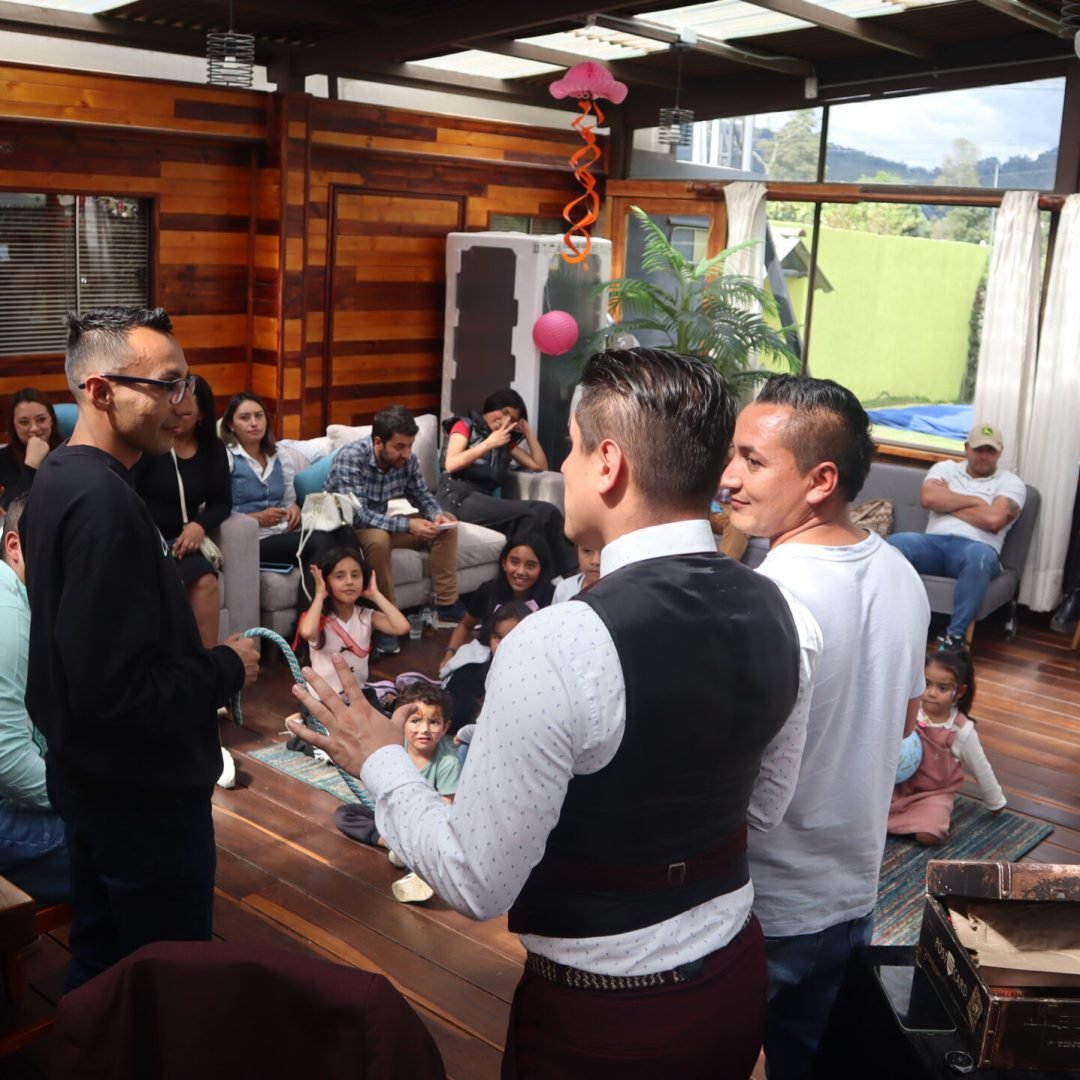 Smayfer, mago en Bogotá durante un show de magia