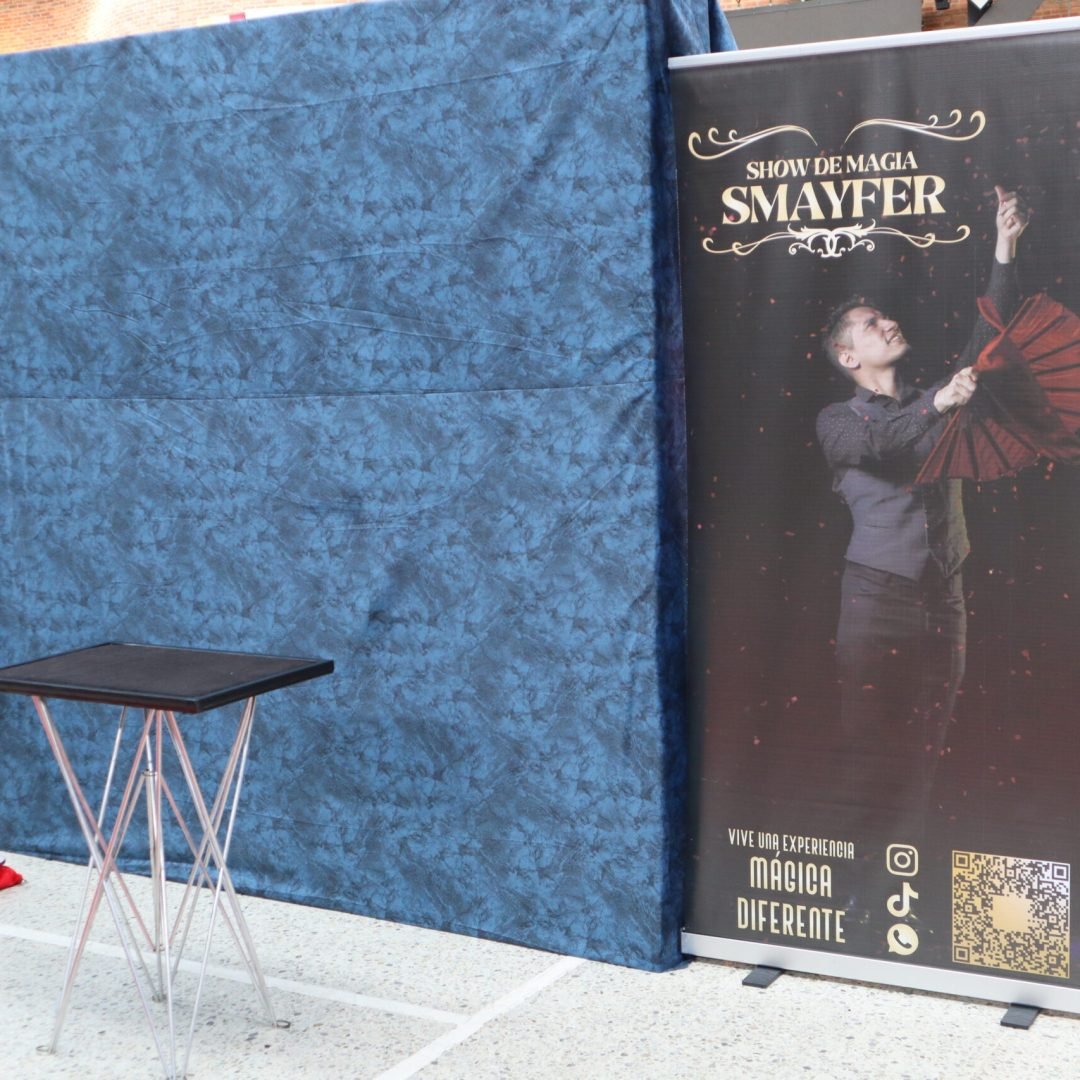 Smayfer, mago en Bogotá durante un show de magia