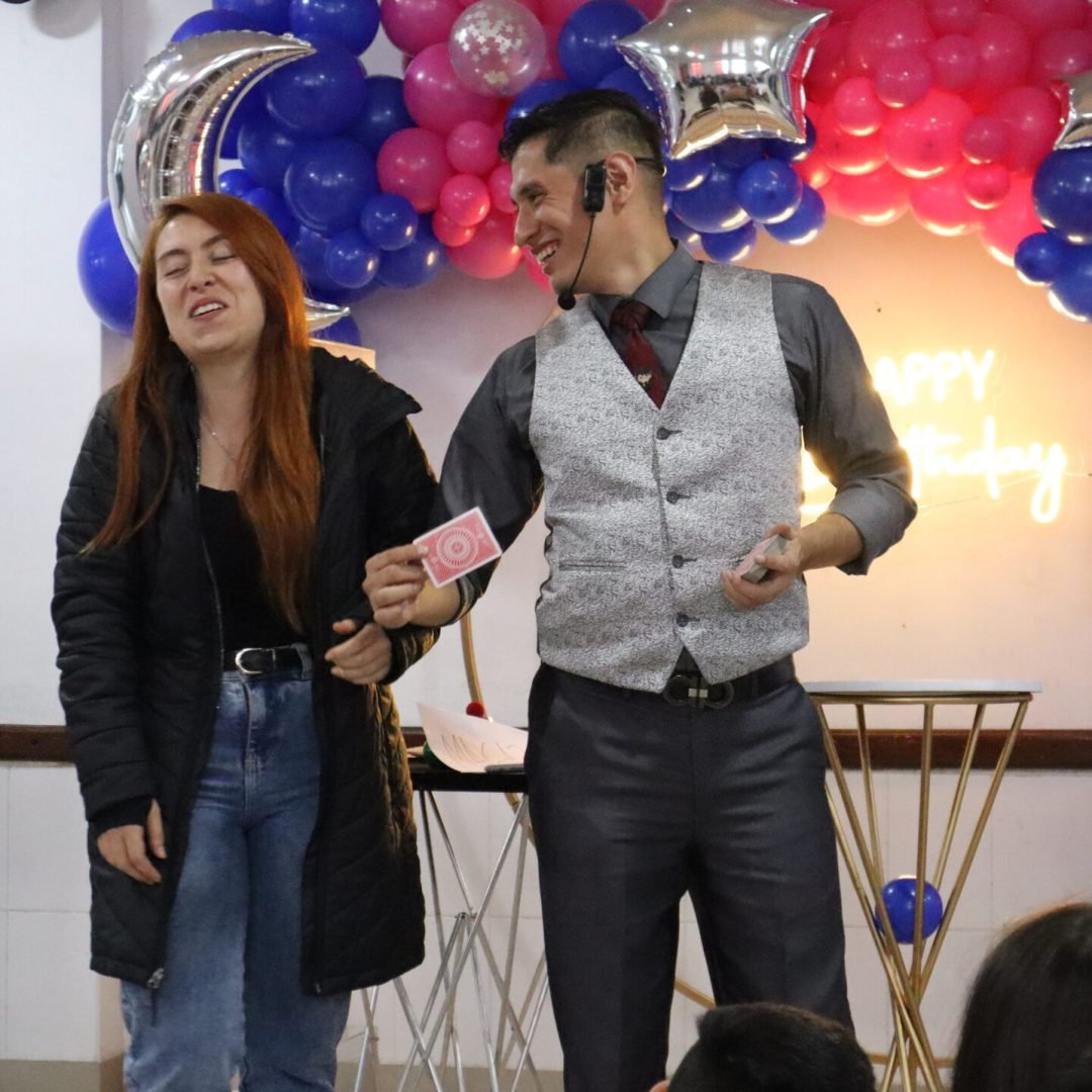 Smayfer, mago en Bogotá durante un show de magia