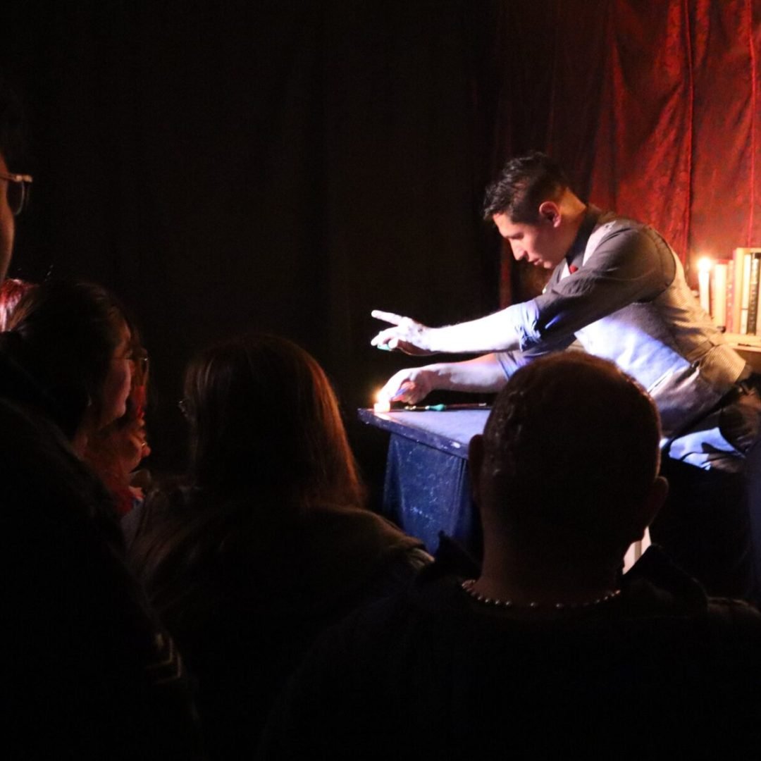 Smayfer, mago en Bogotá durante un show de magia
