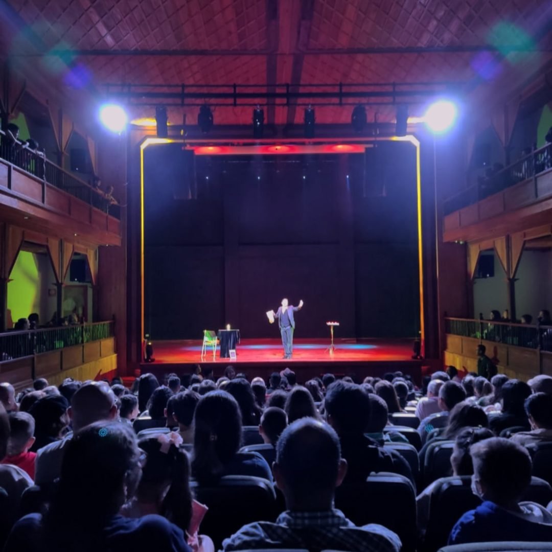 Smayfer, mago en Bogotá durante un show de magia