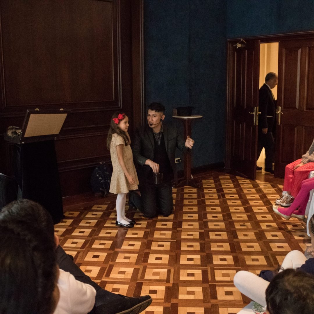 Smayfer, mago en Bogotá durante un show de magia