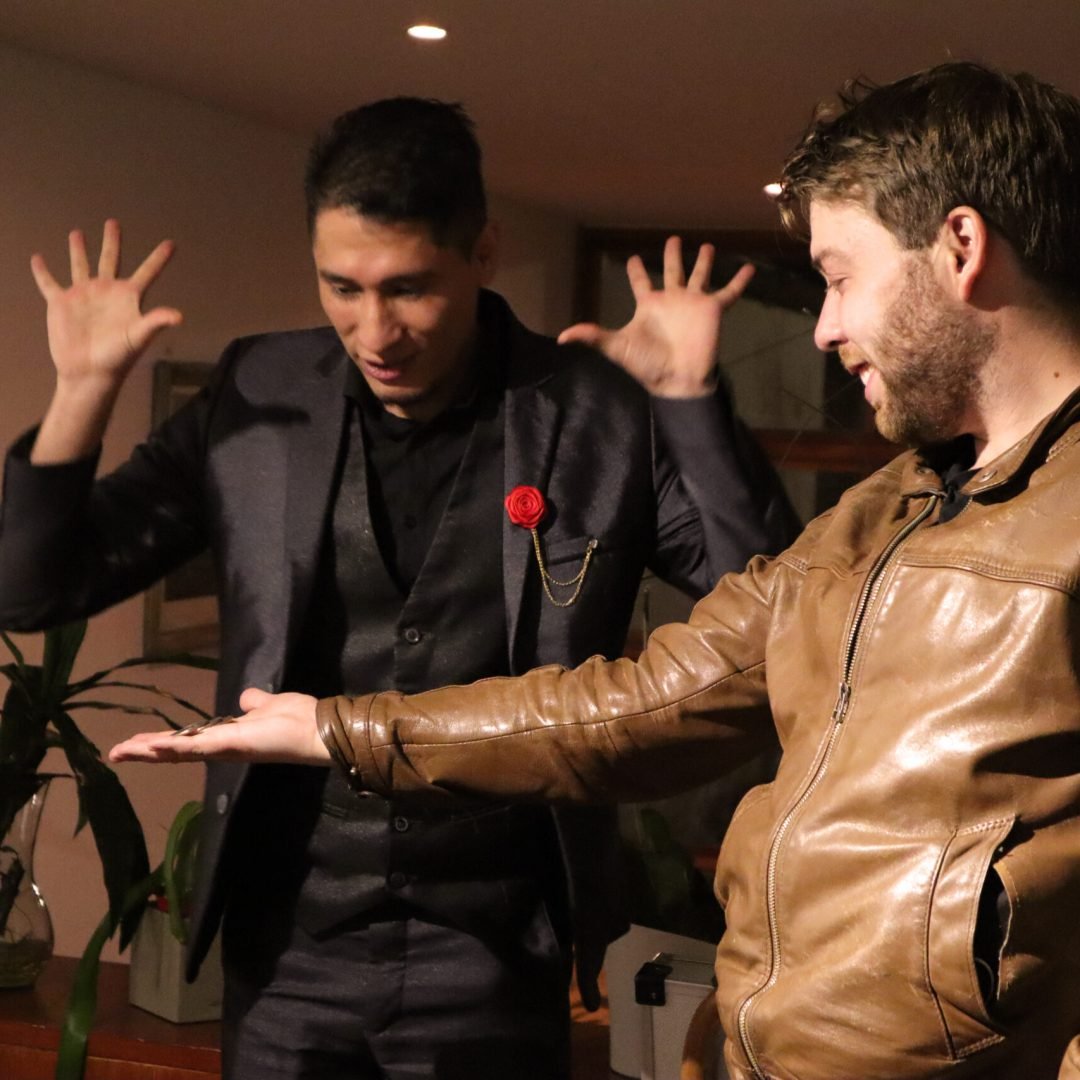 Smayfer, mago en Bogotá durante un show de magia
